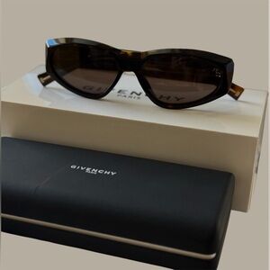 LIKE NEW Givenchy Sunglasses GV
7154 / G / S Brown Lenses